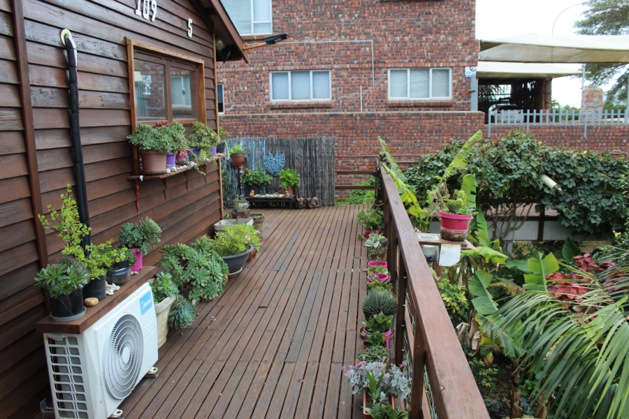 6 Bedroom Property for Sale in Paradise Beach Eastern Cape